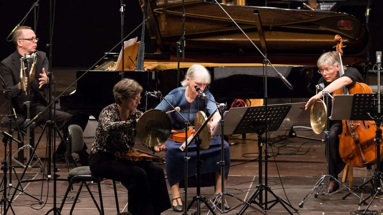 Musiker, Pianist, Geigerin, Violaspielering und Cellistin auf der Bühne