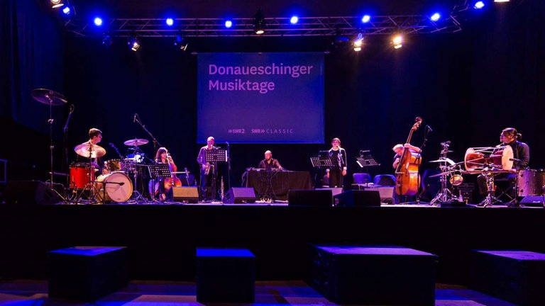 Sieben Musiker auf der Bühne bei der NOWJazz-Session