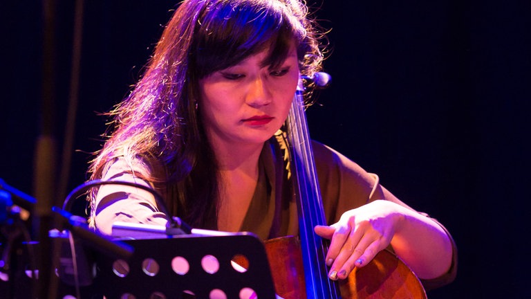 Cellistin mit ihrem Instrument
