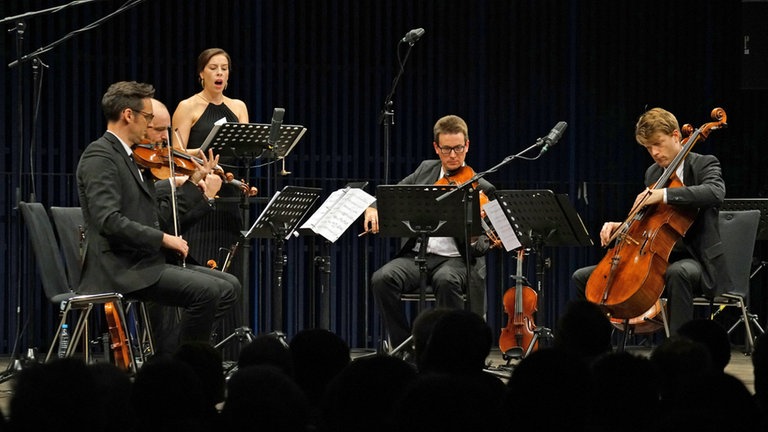 Streichquartett und Sängerin 