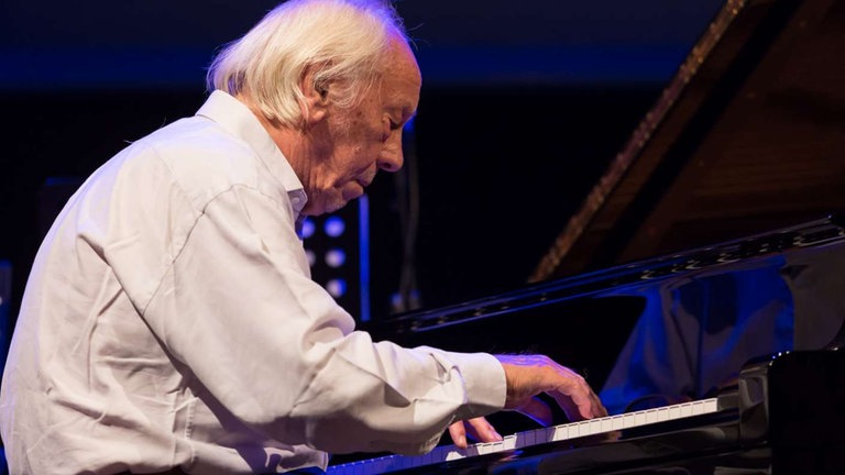 Mann spielt Klavier bei der NOWJazz-Session in der Sporthalle der Gewerbeschulen