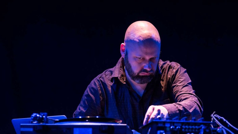 Mann an Mischpult bei der NOWJazz-Session in der Sporthalle der Gewerbeschulen