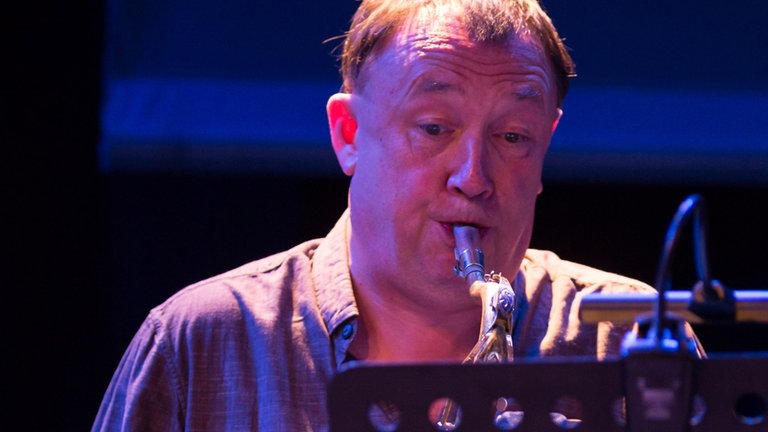 Saxophonist bläst in sein Instrument bei der NOWJazz-Session in der Sporthalle der Gewerbeschulen