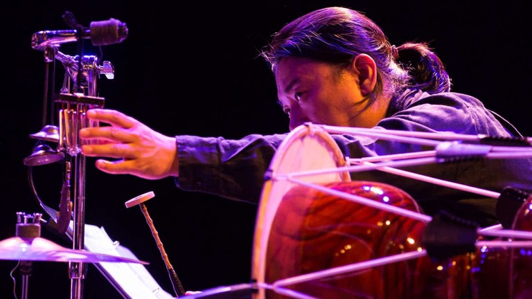 Schalgzeuger spielt im ENsemble bei NOWJazz-Session in der Sporthalle der Gewerbeschulen
