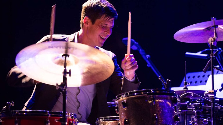 Schlagzeuger spielt auf Drumset bei der NOWJazz-Session in der Sporthalle der Gewerbeschulen