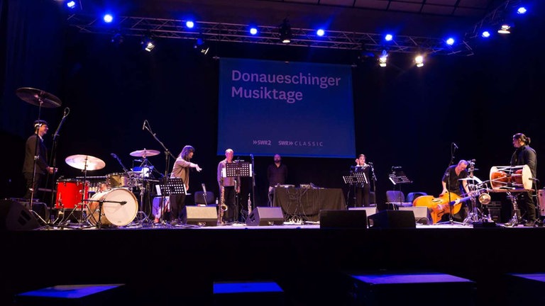 Sieben MusikerInnen auf der Bühne bei der NOWJazz-Session in der Sporthalle der Gewerbeschulen