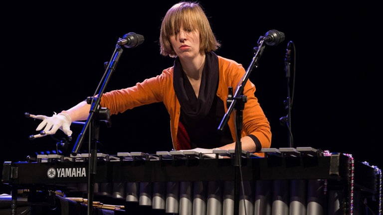 Frau spielt Vibraphon bei der NOWJazz-Session in der Sporthalle der Gewerbeschulen