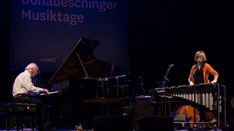Mann am Klavier, Frau am Vibraphon bei der NOWJazz-Session in der Sporthalle der Gewerbeschulen