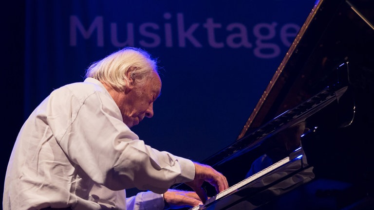 Mann spielt Kalvier bei den NOWJazz-Session in der Sporthalle der Gewerbeschulen