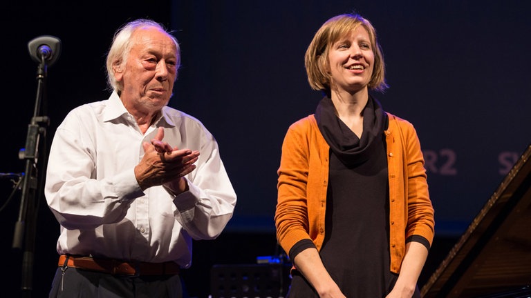 Mann (Pianist) und Frau (Vibraphonspielerin) beim Schlussapplaus bei der NOWJazz-Session in der Sporthalle der Gewerbeschulen