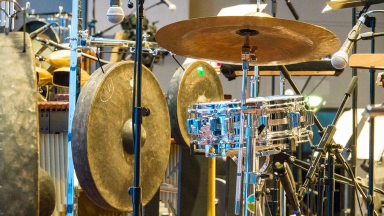 Schlagzeuginstrumentarium auf der Bühne