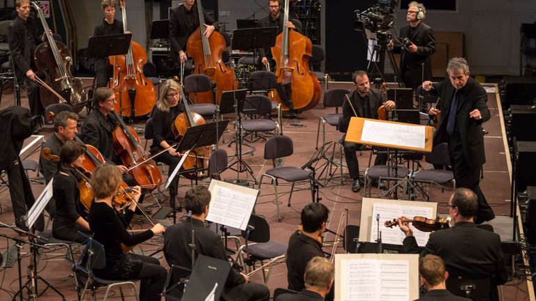Orchester und Dirigent auf der Bühne