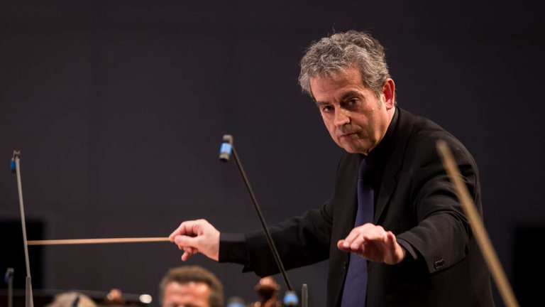 Mann dirigiert Orchester
