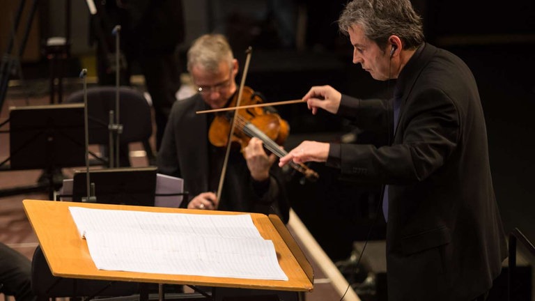 Mann dirigiert Orchester