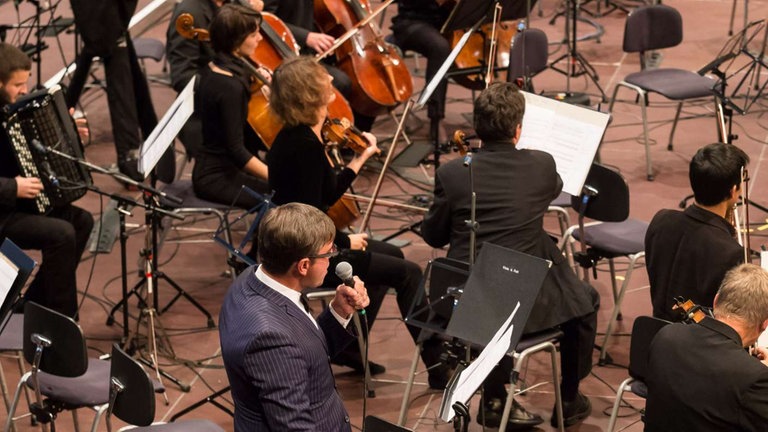 Orchestermusiker mit Mann mit Mikrophon