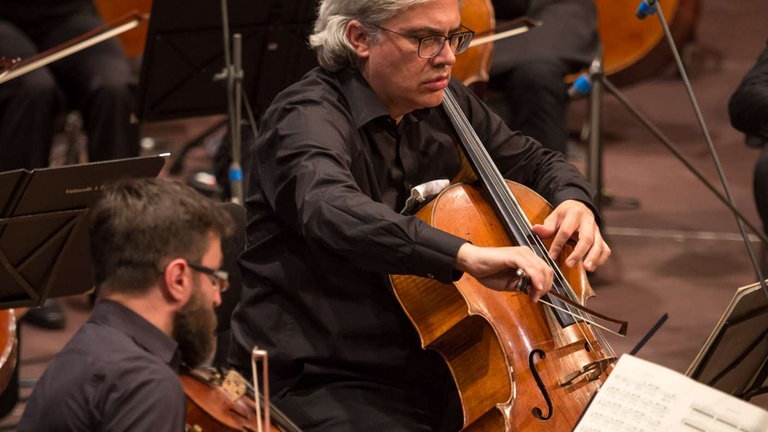 Cellist vom Arditti String Quartet spielt mit dem Orchester