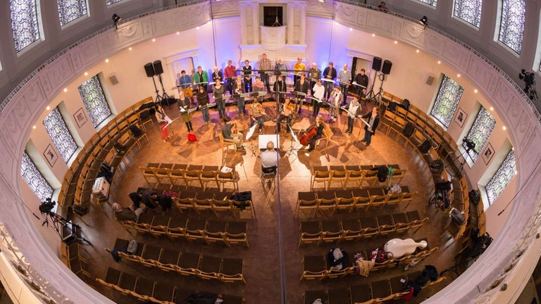 Chor probt in Kirche 