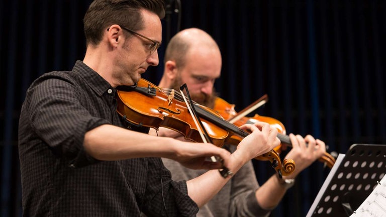 Zwei Geiger vom STreichquartett proben für die Donaueschinger Musiktage