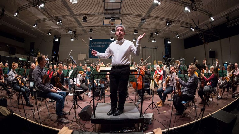 Dirigent bei Proben zum Eröffnungskonzert in Fischaugenperspektive