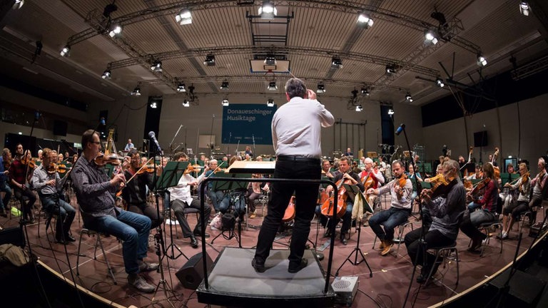 Orchester Bei den Proben für das Eröffnungskonzert in Fischaugenperspektive