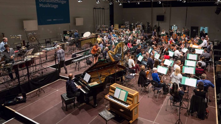 Großer Orchesteraufbau auf der Bühne bei den Proben zum Eröffnungskonzert