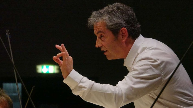 Dirigent probt mit dem SWR Symphonieorchester für das Eröffnungskonzert