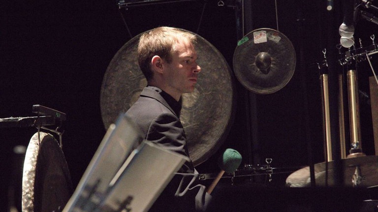 Schlagzeuger inmitten seines Aufbaus