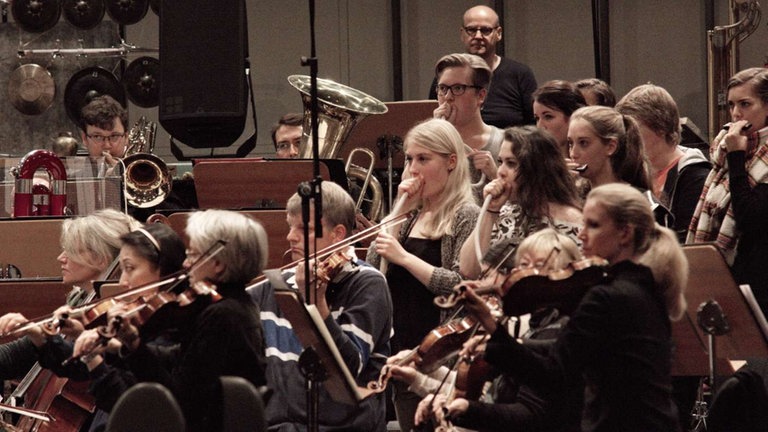 Junge Musikerinnen und Musiker zusammen mit dem SWR Sinfonieorchester Baden-Baden und Freiburg 