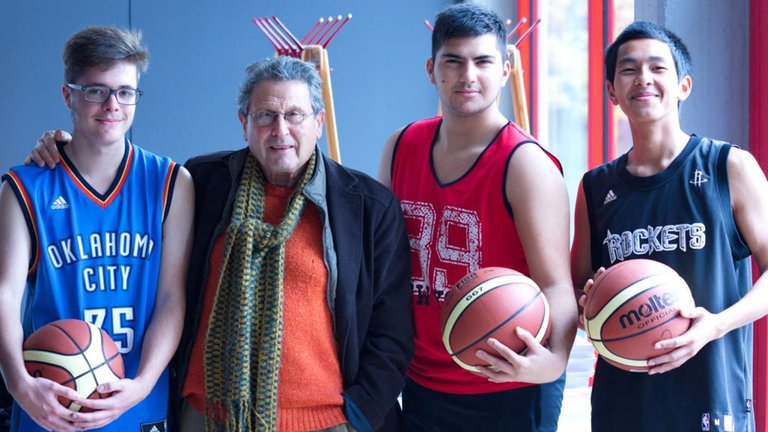 Drei junge Basketballer und der Komponist Alvin Curran