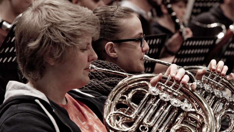 Junge Hornisten im Jugendorchester St. Georgen-Furtwangen spielen ihr Instrument