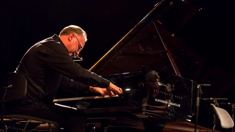 Mann spielt Klavier