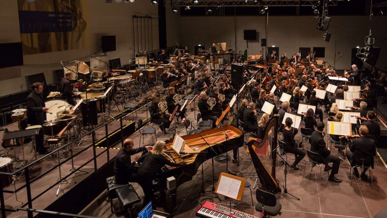 AUfsicht auf das Orchester beim Eröffnungskonzert in den Baarsporthallen
