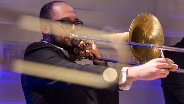 Posaunist spielt sein Instrument