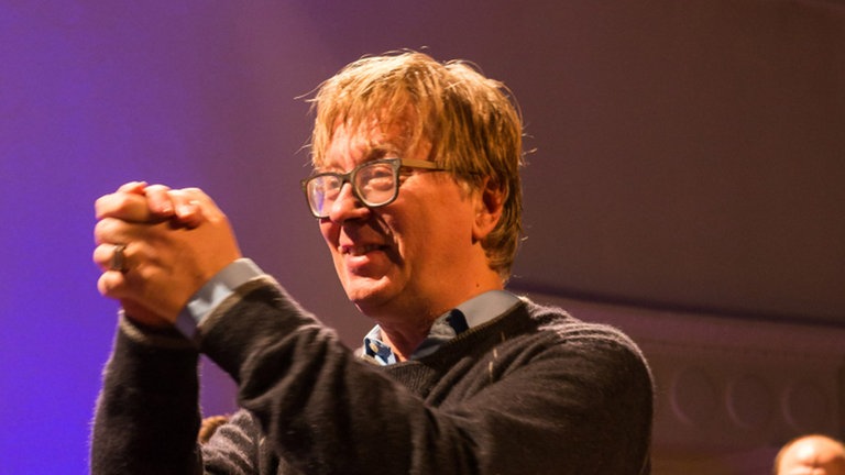 Der Komponist bedankt sich beim Schlussapplaus