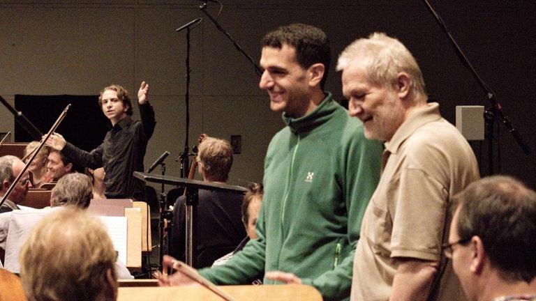 Komponist Yoav Pasovsky mit Dirigent Peter Eötvös