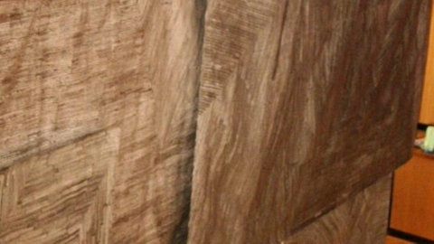 Außenansicht der Installation von Marc Sabat und Lorenzo Pampa: der Rumpf eines Klaviers ragt aus einer grauen Fassade hervor