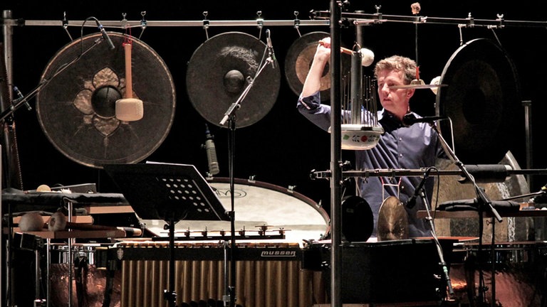 Schlagzeuger mitten in seinem Schlagzeug-Aufbau