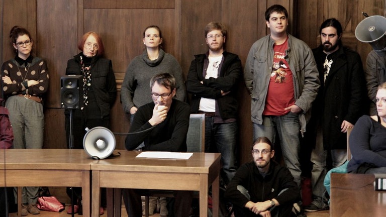 Enrico Stolzenburg sitzt an einem Tisch