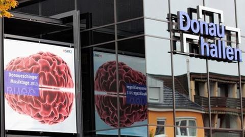Banner der Donaueschinger Musiktage 2013 über dem Eingang der Donauhallen. 16.10.2013