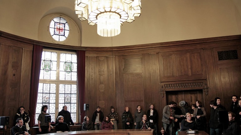 Viele Menschen in einem Raum versammelt