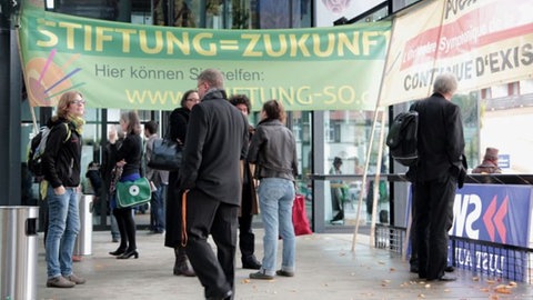 Menschen im Gespräch bei Protestaktion