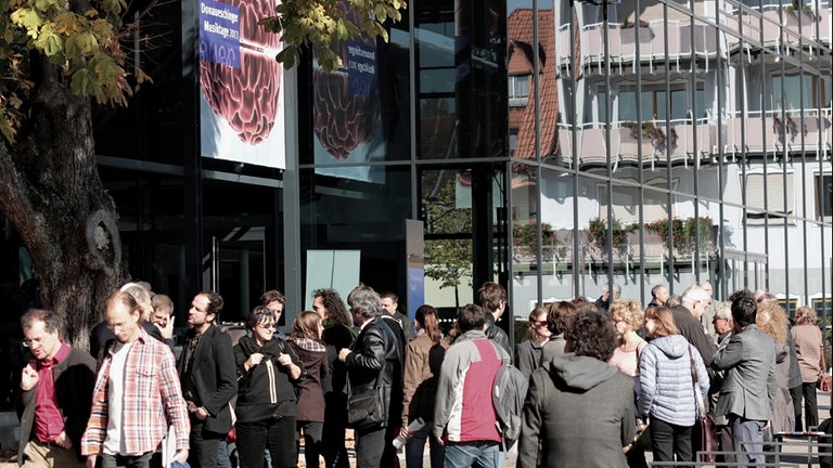 Publikum vor der Donauhalle