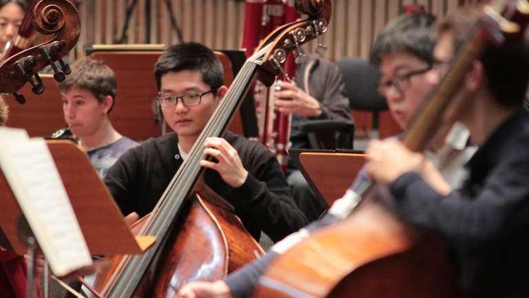 Orchestermitglieder bei einer Probe