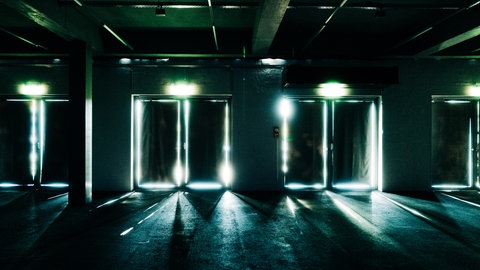 Hallentore, durch die Licht dringt