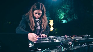 Mariam Rezaei an den Turntables