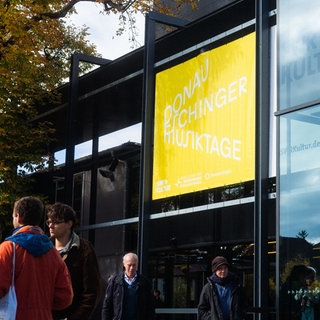 Front der Donauhallen