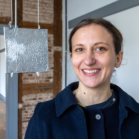 Nika Schmitt vor ihrer Installation "Abweichungsversuche"