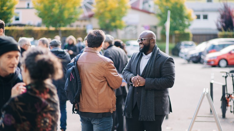 Vimbayi Kaziboni (r.)