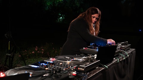 Mariam Rezaei an den Turntables