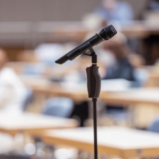 Mikrofon bei Rundfunkratssitzung 